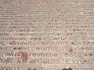 Détail de l'Observatoire du temps, de Jaume Plensa, placé sur un palier de l'escalier monumental