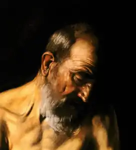 Gros plan sur un visage peint d'un homme barbu dans la force de l'âge.