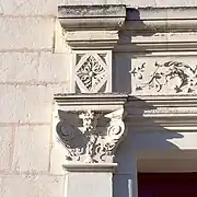 chapiteau à putti et tête de martyr