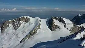 Les dômes de Miage dominant le glacier de Tré-la-Tête depuis l'aiguille de Tré-la-Tête au sud-est.