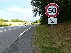 50&nbsp;km/h dans une voie de décélération, Cranves-Sales, Haute-Savoie.