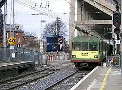 Arrivée d'un DART en station de Lansdowne Road à Dublin. Avec une double voie, chaque sens de circulation possède ses propres quais.