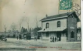 La ville fut également desservie par les chemins de fer de la Banlieue de Reims, une compagnie de chemin de fer secondaire à voie métrique qui la reliait à Reims de 1904 à 1939.