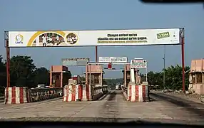 Péage sur la route de Diho.