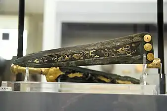 Épée mycénienne de bronze avec scènes en or et argent, XVIe&nbsp;siècle&nbsp;av. J.-C.