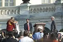 Richard Gere reçoit un khata des mains du 14e dalaï-lama.