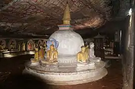 Stûpa dans l'une des trois cavernes du Temple d'or