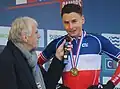 Daniel Mangeas (speaker de la course) avec Clément Venturini (champion de France de cyclo-cross 2024).