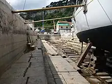 Accorage d'un navire en cale sèche