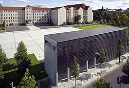 Le monument aux morts de la Bundeswehr (Ehrenmale der Bundeswehr&nbsp;(de)) devant le ministère fédéral de la Défense.