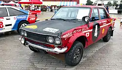 Datsun Bluebird 510 de 1970 de face, vainqueur...