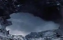 Johnston prenant un échantillon de l'eau du lac.