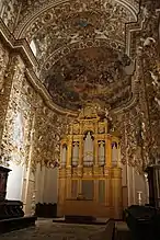 L'orgue à tuyaux au centre de l'abside