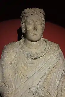 Partie supérieure d'une statue de pierre