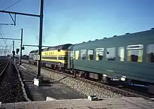 Une Série 60 ou 61 en livrée jaune en double traction avec une locomotive série 62 à Deinze.