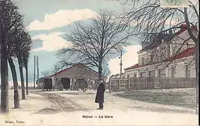 La cour aux marchandises, au début du XXe&nbsp;siècle. Au premier plan, la voie du tramway de Melun à Barbizon.