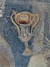 Vase en verre hellénistique&nbsp;(en) de la mosaïque de Dionysos chevauchant un tigre