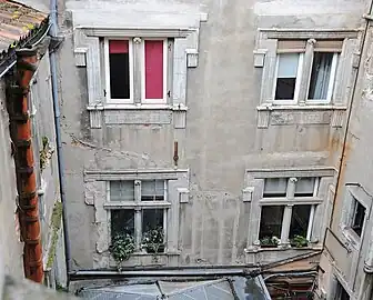 no&nbsp;20 : Façade Renaissance dans la cour.