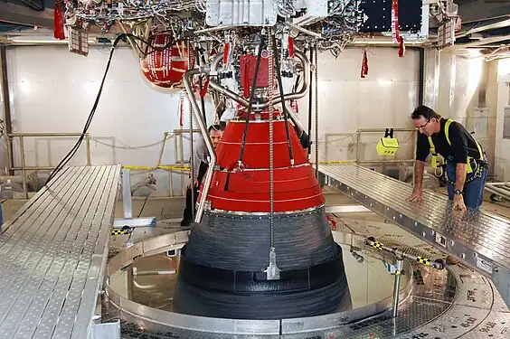 Test du déploiement de la partie extensible de la tuyère du moteur RL-10 B-2 propulsant le second étage du lanceur Delta IV.