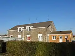 Des habitations groupées par quatre.