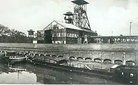La fosse de l'Enclos, le puits no&nbsp;1 est à gauche, le puits no&nbsp;2 à droite, et l'Escaut au premier plan.