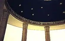 Détail du toit du mémorial Magna Carta.