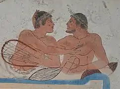 Idem, intérieur de la tombe, mur Nord. Banquet : jeune homme imberbe (éphèbe) et homme adulte, barbu, qui attire le plus jeune à lui.