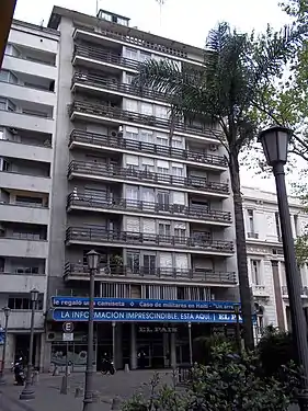 Le quotidien national Diario El País Uruguay à son siège  national dur la place Cagancha.