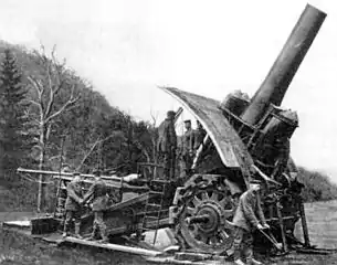Obusier de 420&nbsp;mm type M « Grosse Bertha » en batterie. Le canon, est aussi le tube servant à lancer un projectile. Souvent en acier, on aura de cesses d'en améliorer la ténacité de même que la résistance à l'éclatement.
