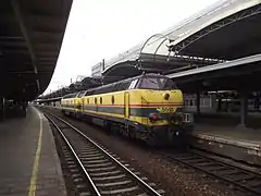 Deux 55 TVM en livrée jaune 1980 avec leur fine ligne repeinte en rouge, en gare de Bruxelles-Midi.
