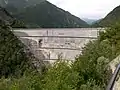 Le barrage du lac vu de l'extérieur.