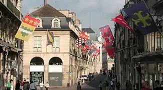 La rue avant sa piétonisation en 2013