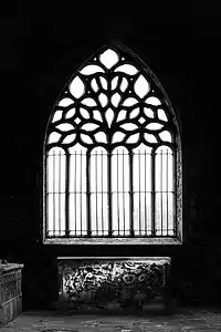 Photographie d'une verrière ogivale.