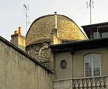 Ancienne tour romaine se détachant de bâtiments plus récents