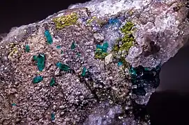 Dioptase - Cérusite Fornacite- Renéville, République du Congo (13&nbsp;×&nbsp;12&nbsp;cm)