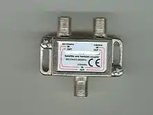 Exemple de connecteurs femelles de type F, équipant ici un diplexeur