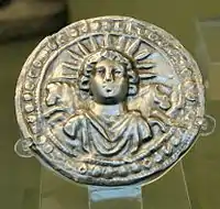 Disque dédié à Sol Invictusportant la couronne radiée,(Pessinonte, IIIe&nbsp;siècle).