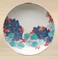 Plat à décor de rose trémière et petite réparation au kintsugi sur le dessus, émail sur glaçure, XVIIIe siècle, période Edo (Musée national de Tokyo)