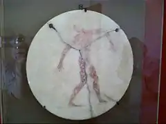 Disque de marbre peint représentant un discobole (A1168). Marbre de Paros, milieu du Ve&nbsp;siècle&nbsp;av. J.-C.