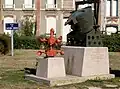 Monument devant l'usine