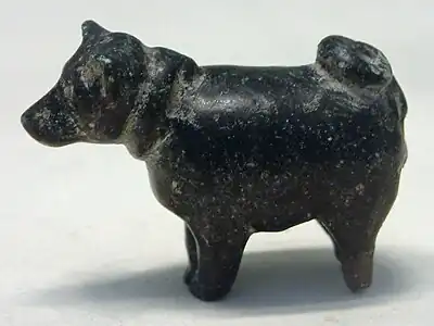 Figurine de chienne.Chlorite, H. 2,75 cmMusée du Louvre