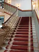 Escalier dans le hall d'entrée.