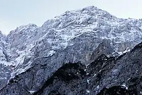 Vue hivernale de la face nord du Dolgi Hrbet depuis la vallée Ravenska Kočna.