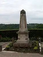 Le monument aux morts devant la mairie (juin&nbsp;2013)
