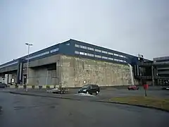 Vue d'angle, montrant l'épaisseur du béton.