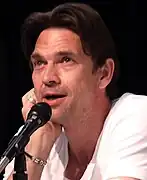 Dougray Scott interprète Dr&nbsp;Norman Godfrey.
