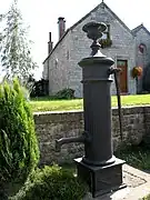 Ancienne pompe à eau (XIXe&nbsp;siècle).