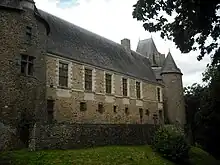 Photographie du Bâtiment des Gardes prise depuis les douves.