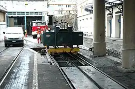 Le garage-atelier, au fond à gauche, à Ouchy. Photo prise au début du démantèlement de la ligne en 2006.