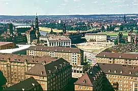 Vue aérienne du Neumarkt presque vide avec le Johanneum et les ruines de la Frauenkirche, 1972